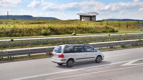 Weithin sichtbar ist die Autobahnkirche und deshalb ein besonderer Blickfang.