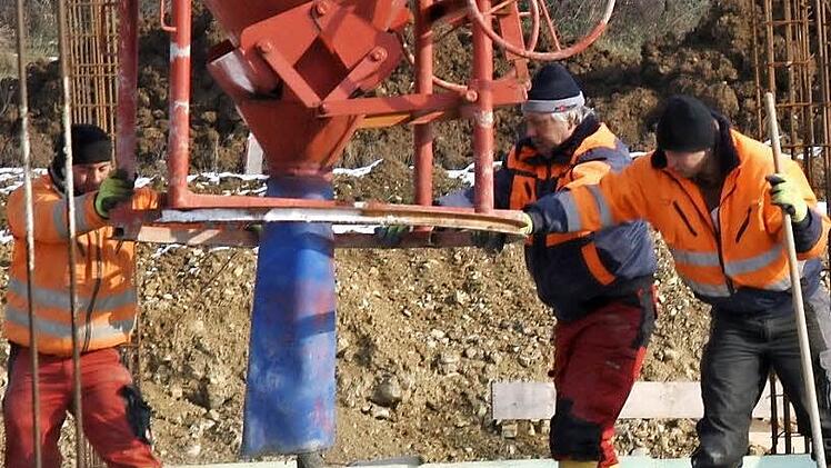 Am Bau - hier im Gewerbegebiet Oerlenbach - wird schon wieder fleißig gearbeitet. Die Wiedereinstellung vieler Arbeitnehmer aber verzögerte sich bisher aufgrund des kalten Wetters. Foto: Angelika Luga-Braun