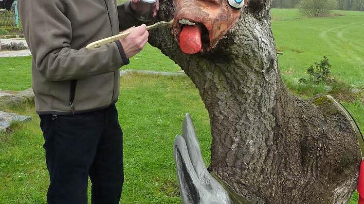 Eine Attraktion ist der "Narrenbaum" aus Eschenholz. Gottfried Grau legt letzte Hand an an seinem Kunstwerk.  Foto: Gerd Fleischmann