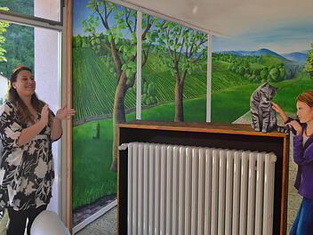 Weinprinzessin Irina Neder (links) enthüllte ein farbenfrohes Bild in der Aula der Schule. Foto: Andreas Lomb