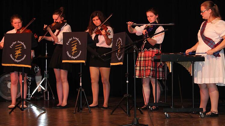 Die Fiddlers mit Ailsa Gill, die in Unterpreppach Gasteltern fand, am Xylophon.