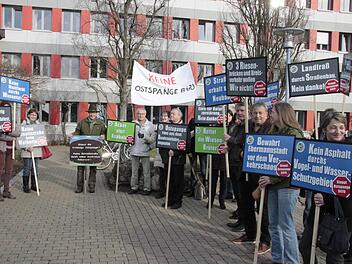 Eine Vielzahl von Argumenten gegen eine große Ostspange präsentierten die Mitglieder der Bürgerinitiative Biwo vor dem Landratsamt.  Foto: Pauline Lindner