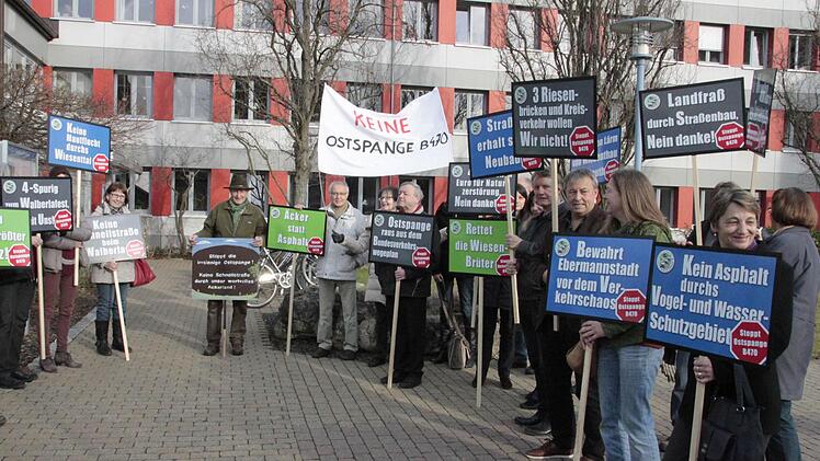 Eine Vielzahl von Argumenten gegen eine große Ostspange präsentierten die Mitglieder der Bürgerinitiative Biwo vor dem Landratsamt.  Foto: Pauline Lindner