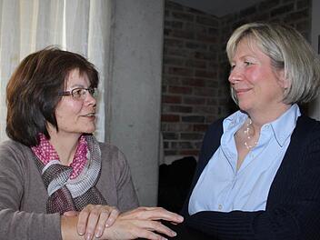 Bildunterschriften: Sie kannten sich vorher nicht, nun verstehen sie sich prächtig. Angela Eschrich (links) und Uta Müller (rechts). Beide fanden einen Job.