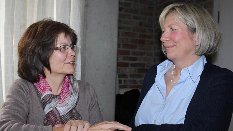 Bildunterschriften: Sie kannten sich vorher nicht, nun verstehen sie sich prächtig. Angela Eschrich (links) und Uta Müller (rechts). Beide fanden einen Job.