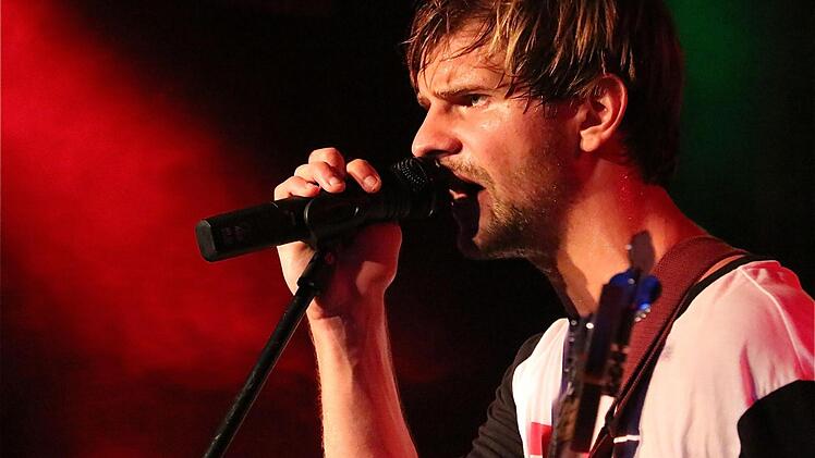 Die Sänger der Bands geben alles.