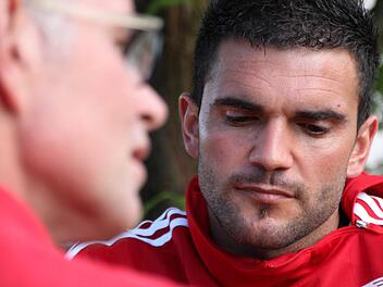 Der Asylantrag von Arsim Shabani (rechts) wurde abgelehnt. Diakon Horst Conze will ihm helfen. Foto: Ulrike Müller