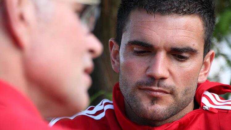 Der Asylantrag von Arsim Shabani (rechts) wurde abgelehnt. Diakon Horst Conze will ihm helfen. Foto: Ulrike Müller