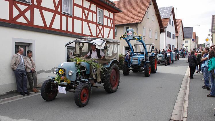 Der große Festumzug durch das Dorf Foto: Reinhard Löwisch