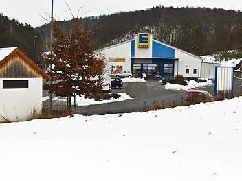 Genau rechts neben dem Gelände des Edeka-Marktes soll der neue Aldi gebaut werden.  Foto: Thomas Weichert/Archiv