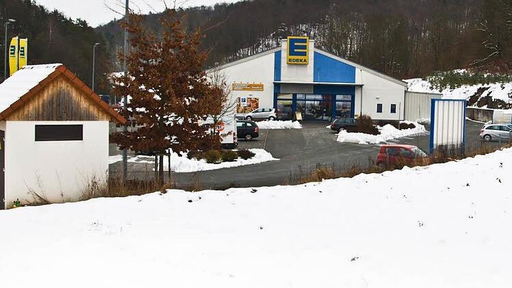Genau rechts neben dem Gelände des Edeka-Marktes soll der neue Aldi gebaut werden.  Foto: Thomas Weichert/Archiv
