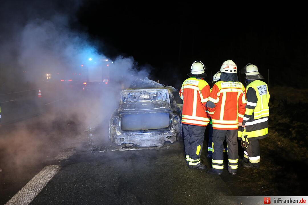 Pkw geht auf der A9 in Flammen auf