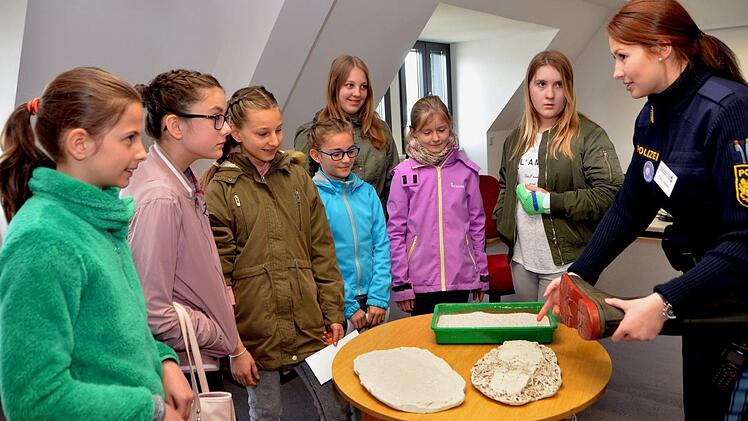 Finger-, Fuß-, bzw. Schuhabdrücke wurden von der Ermittlungsgruppe der Kissinger Polizei beim Girls'Day genommen und gezeigt. Foto: Peter Rauch