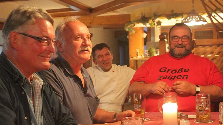 Eine heitere Runde - mit Wirt Otmar Dinkel (Zweiter von rechts)  Foto: Matthias Einwag