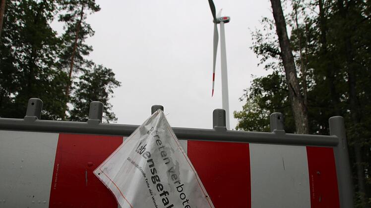Noch immer bewegt sich nichts beim schadhaften Windrad des Bürgerwindparks "Langes Schiff" in Münnerstadt.Heike Beudert
