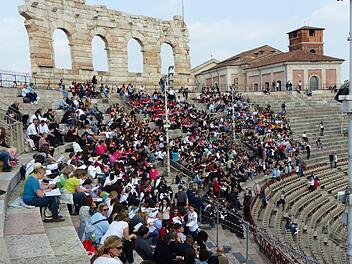 Beim Abschlusssingen in der Arena sammelten sich alle teilnehmenden Chöre auf den Stufen des Amphitheaters um mit drei gemeinsamen Liedern das Festival zu beenden.Christian Ziegler