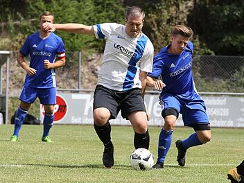 Marcel Kutzelmann (l.) wird von Pascal Scharfenberg bedrängt. Fotos: sportpress