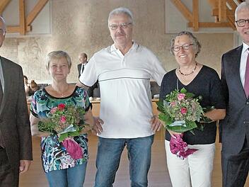 Bei der Verabschiedung im Zweckverband Schulzentrum Haßfurt (von links): Verbandsvorsitzender Landrat Wilhelm Schneider, Jutta und Norbert Jäckisch, Helene Rümer und stellvertretender Verbandsvorsitzender Bürgermeister Günther Werner Foto: Moni Göhr/Landratsamt Haßberge