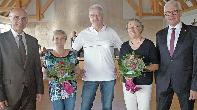 Bei der Verabschiedung im Zweckverband Schulzentrum Haßfurt (von links): Verbandsvorsitzender Landrat Wilhelm Schneider, Jutta und Norbert Jäckisch, Helene Rümer und stellvertretender Verbandsvorsitzender Bürgermeister Günther Werner Foto: Moni Göhr/Landratsamt Haßberge