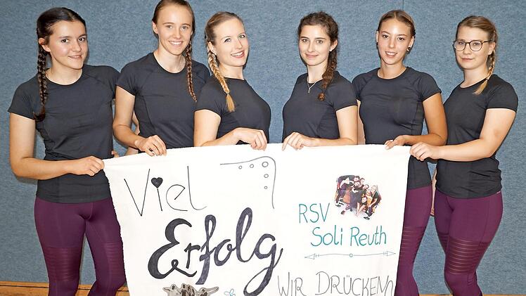 Die Reuther Radsportlerinnen sind für das Finale um die Deutsche Meisterschaft in Neresheim bei Nördlingen bereit: (von links) Anne Voit, Veronika Lurz, Vanessa Schwarz, Marie Fischer, Tina Katholing und Annika Stumpf.  Foto: Thomas Bittruf