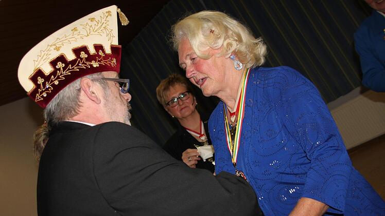 Günter Fennerl vom  Präsidium des FVF dekorierte die "First Lady des MCC" mit dem  Verdienstorden in Gold des BDK. Foto: Stephan Stöckel