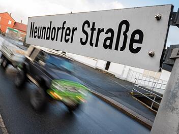 Im Bereich der Sonneberger Straße und Neundorfer Straße in Mitwitz endete vergangenen Dienstagmorgen (18. Dezember 2018) der erste Teil einer spektakulären Verfolgungsjagd. Zwar stellte der Fahrer seinen schwarzen Audi dort ab, setzte seine Flucht dann aber zu Fuß fort. Inzwischen ist er gefasst. Foto: Marian Hamacher