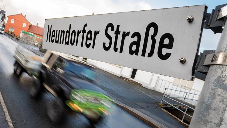 Im Bereich der Sonneberger Straße und Neundorfer Straße in Mitwitz endete vergangenen Dienstagmorgen (18. Dezember 2018) der erste Teil einer spektakulären Verfolgungsjagd. Zwar stellte der Fahrer seinen schwarzen Audi dort ab, setzte seine Flucht dann aber zu Fuß fort. Inzwischen ist er gefasst. Foto: Marian Hamacher