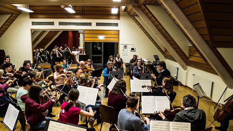 Mit dem Orchester der Musikfreunde Neustadt und der Solistin Hanna Pyrozhkova probt Hans Stähli das Cellokonzert von Jacques Offenbach.Foto: Jochen Berger