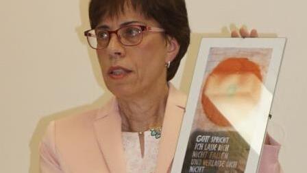 In bewegenden Worten nahm Doris Hartan-Khan Abschied von der  Bischofsheimer Hauswirtschaftsschule und stellte den Dank an Gott an  erster Stelle. Foto: Marion Eckert
