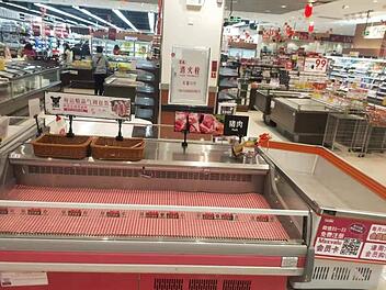 Die Kühltheken in Hubei sind leer, die Menschen bewegen sich teilweise mit Schutzmasken durch das Geschäft. Fotos: privat