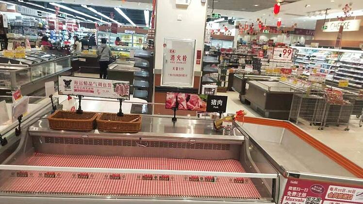 Die Kühltheken in Hubei sind leer, die Menschen bewegen sich teilweise mit Schutzmasken durch das Geschäft. Fotos: privat