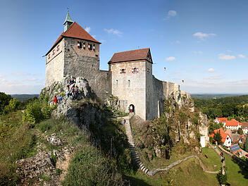 Bei Wanderungen im Nürnberger Land können Sie zahlreiche Natur- und Kulturschätze entdecken - so zum Beispiel die Burg Hohenstein. Außerdem sehenswert: Die Teufelskirche bei Altdorf und der Happurger Stausee. Fotos: Thomas Geiger/ Bernd Hölzel/ Nürnberger Land Tourismus.