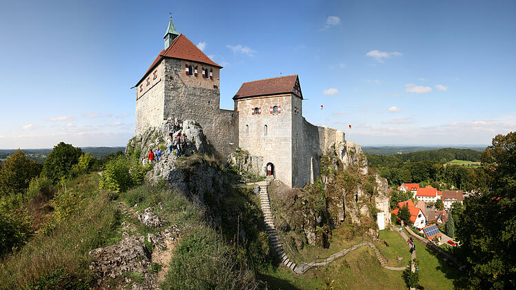 Bei Wanderungen im Nürnberger Land können Sie zahlreiche Natur- und Kulturschätze entdecken - so zum Beispiel die Burg Hohenstein. Außerdem sehenswert: Die Teufelskirche bei Altdorf und der Happurger Stausee. Fotos: Thomas Geiger/ Bernd Hölzel/ Nürnberger Land Tourismus.