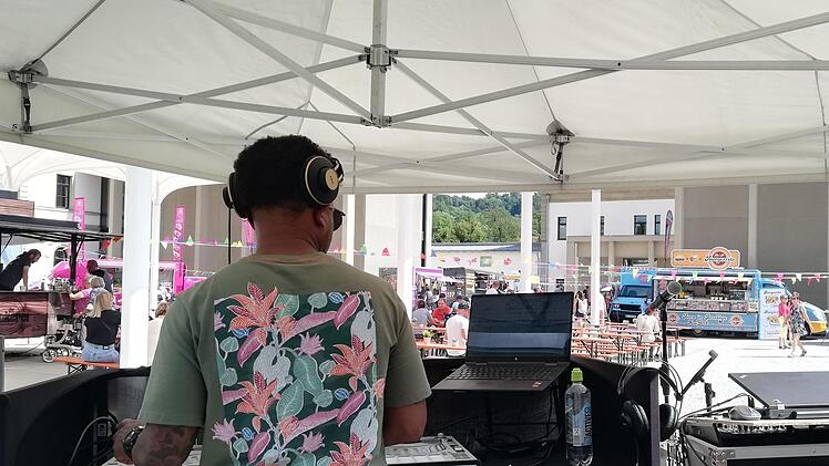 Zu heißen Speisen gab's heiße Musik von DJ Charles Johnson.