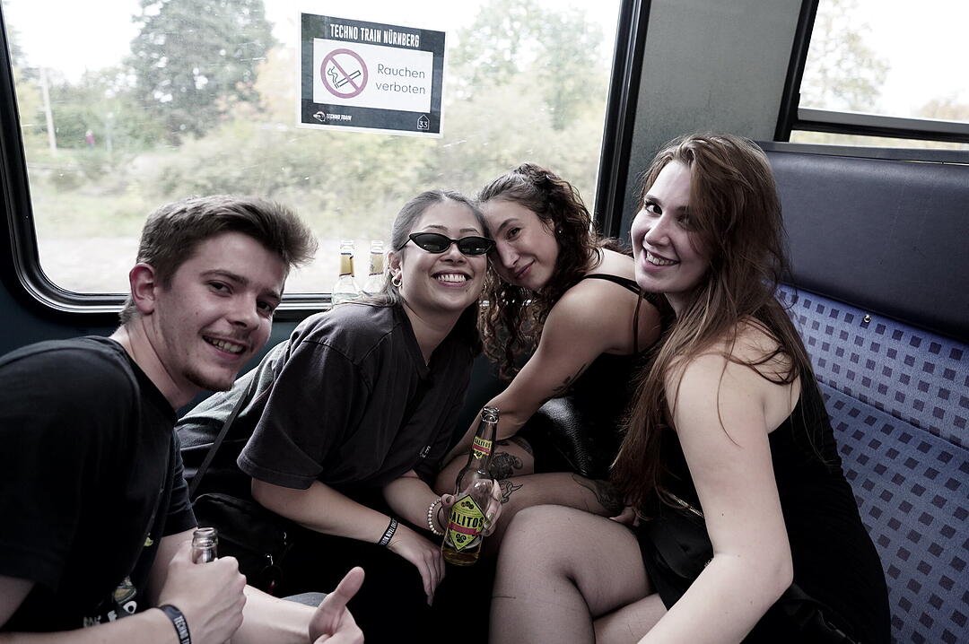 Party im Zug - Raver*innen tanzen zu Techno-Beats