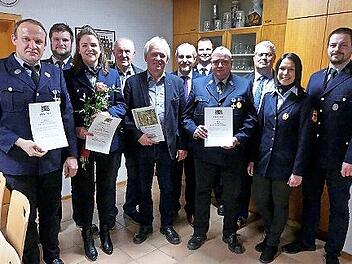 Ehrungen bei der Wehr: Stefan Solger, Eva Lutz, Werner Diersch, Bianca Ott, Barbara Witzgall, Lukas Hübner (vorne von links), Dominik Renner, Werner Nagel, Jörg Kunstmann, Thomas Hofmann und Herwig Neumann (hinten von links).