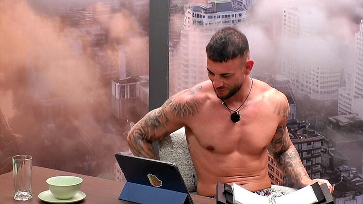 Serkan erzockt sich als "Chefin123" heimlich 10.000 Euro aus dem Jackpot.