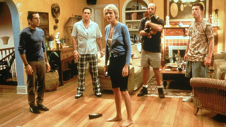 Mary (Cameron Diaz) hat allen den Kopf verdreht: Nun versuchen Ted (Ben Stiller, links), Pat (Matt Dillon, zweiter von links), Dom (Chris Elliot, zweiter von rechts) und Tucker (Lee Evans, rechts) sich gegenseitig auszustechen.