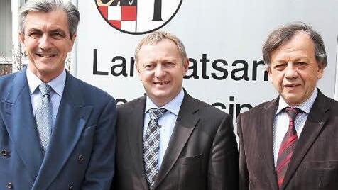 Stiftungsvorstände sind Klaus Deuchert (links) und Hans-Georg Keßler (rechts). Auch Landrat Thomas Bold gehört dem Rat an.  Foto: Edgar Bartl