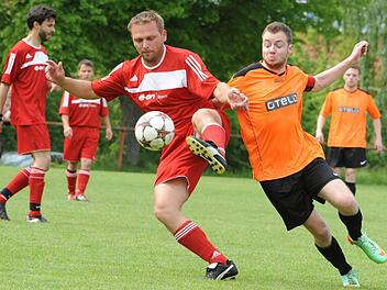 Gelernt ist gelernt: Eltingshausens Routinier Markus Schott schirmt den Ball gekonnt gegen Dominik Härter (rechts) von der SG Seubrigshausen/Großwenkheim ab.  Foto: Hopf