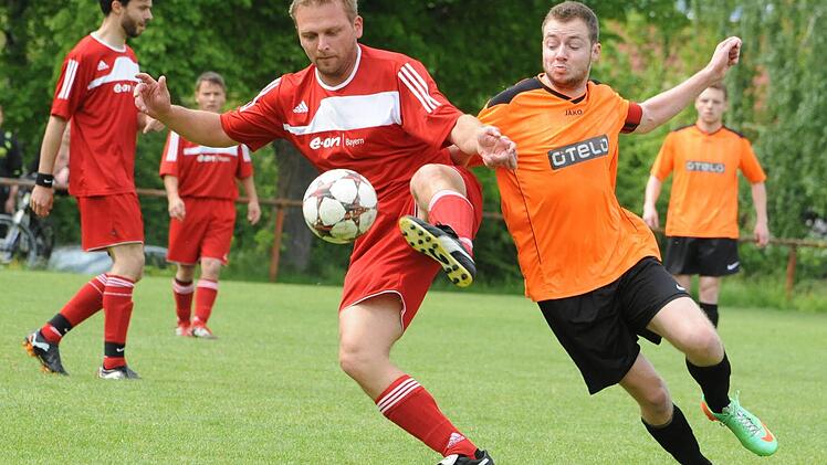 Gelernt ist gelernt: Eltingshausens Routinier Markus Schott schirmt den Ball gekonnt gegen Dominik Härter (rechts) von der SG Seubrigshausen/Großwenkheim ab.  Foto: Hopf