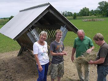 Das Damwild hält schön Sicherheitsabstand, wenn Thomas Schreiner mit Gerhard Ehrlich, Tobias Schreiner und Kreisbäuerin Heidi Bauersachs (von rechts) über das richtige Futter diskutieren. Wer mehr über die Damwild-Haltung erfahren möchte, hat dazu beim "Tag des offenen Hofes" am Sonntag, 6. Juli, in Wiesenfeld die Gelegenheit. Fotos: Berthold Köhler
