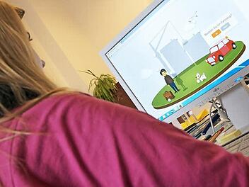 Ob im Internet oder direkt bei den Beratern der Verbraucherzentrale: Es sollten immer mehrere Angebote verglichen werden, bis man sich für einen Vertrag entscheidet.  Symbolfoto: Sarah Dann