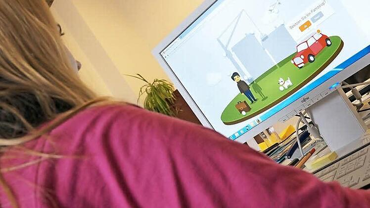 Ob im Internet oder direkt bei den Beratern der Verbraucherzentrale: Es sollten immer mehrere Angebote verglichen werden, bis man sich für einen Vertrag entscheidet.  Symbolfoto: Sarah Dann