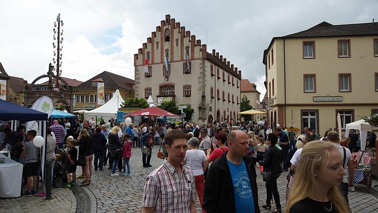 Am Sonntagnachmittag füllt sich die Stadt. Später müssen sich die Besucher schon mal unter die Schirme flüchten. Foto: Arkadius Guzy