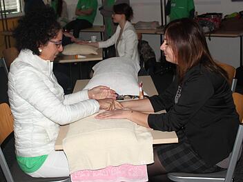 Die stellvertretende Schulleiterin Sandra Herleth massiert die H&auml;nde einer Sch&uuml;lerin.  Foto: Angelika Korsalke