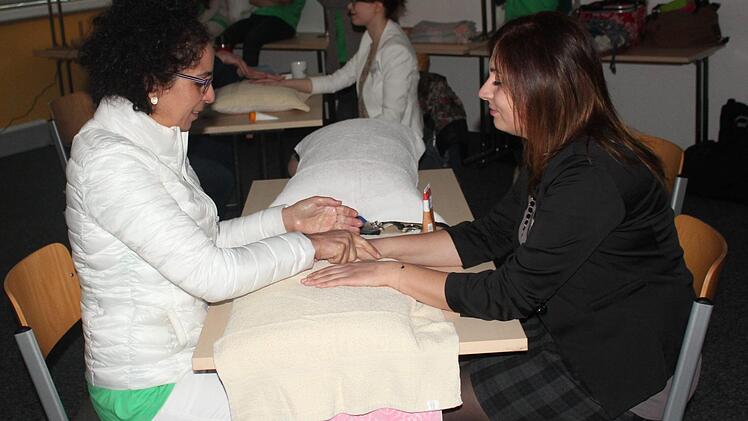 Die stellvertretende Schulleiterin Sandra Herleth massiert die H&auml;nde einer Sch&uuml;lerin.  Foto: Angelika Korsalke