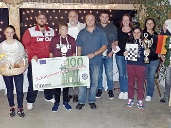 Siegerehrung bei den Neufanger Schützen; im Bild (von rechts) Christian Fittner vom letztjährigen Siegerteam der Feuerwehr Weidmes, Zweite Schützenmeisterin Jana Lauterbach, Vereinskönigin Jana Knörrer, Erste Schützenmeisterin Eva Lauterbach und Vorjahrskönig Markus Holhut sowie (von links) Vertreter der "Gudenaer Reiter-Kids", der Awo Wirsberg und der Freizeitreiter Birkenhof Foto: Klaus-Peter Wulf