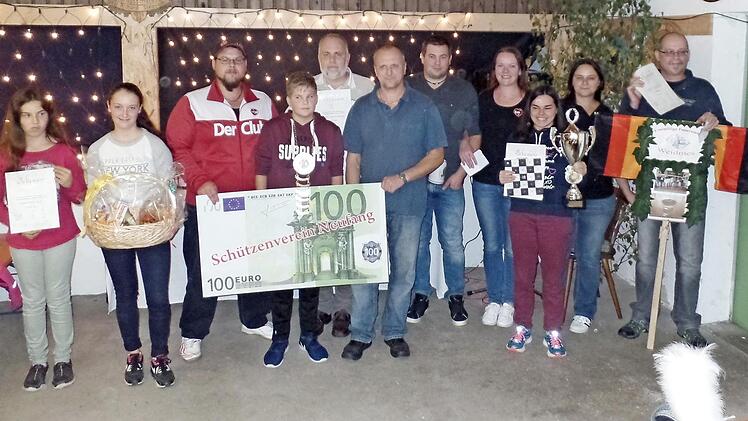 Siegerehrung bei den Neufanger Schützen; im Bild (von rechts) Christian Fittner vom letztjährigen Siegerteam der Feuerwehr Weidmes, Zweite Schützenmeisterin Jana Lauterbach, Vereinskönigin Jana Knörrer, Erste Schützenmeisterin Eva Lauterbach und Vorjahrskönig Markus Holhut sowie (von links) Vertreter der "Gudenaer Reiter-Kids", der Awo Wirsberg und der Freizeitreiter Birkenhof Foto: Klaus-Peter Wulf