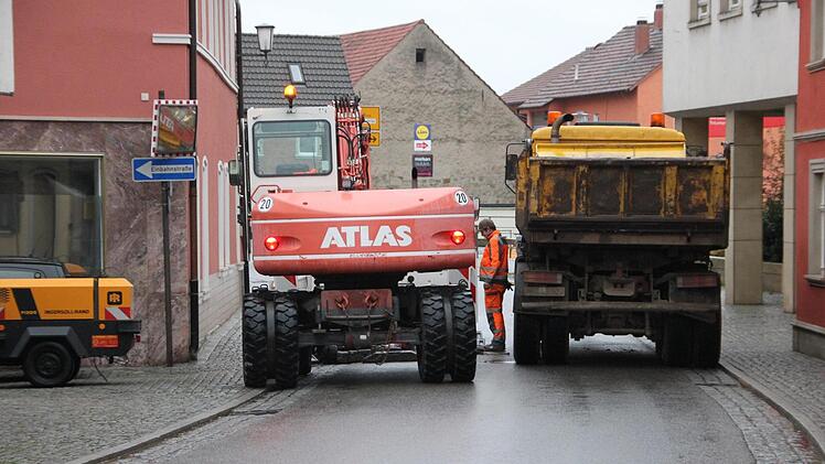 Die Hauptstraße ist wegen der Baustelle aktuell nicht befahrbar (Stand um 11 Uhr am Dienstag).